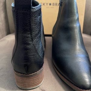 LUCKY BRAND Chelsea style booties.